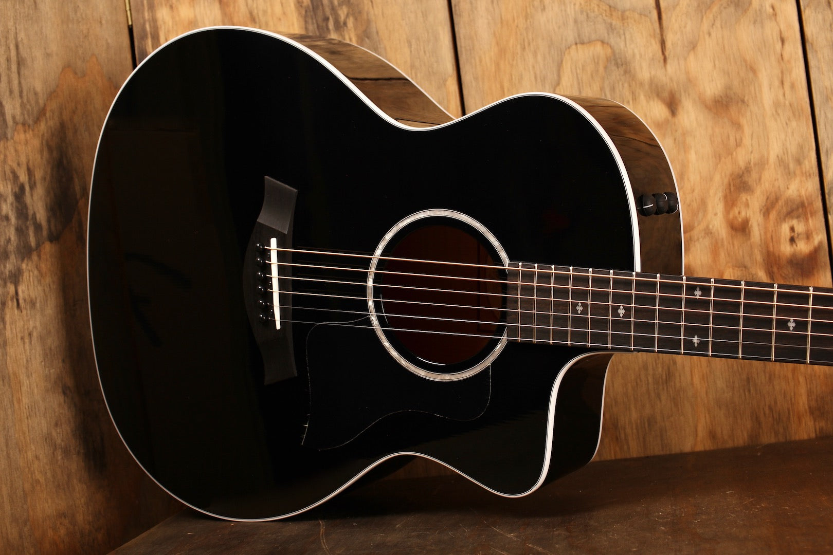 Taylor 214ce-BLK DLX – Dijkmans Muziek